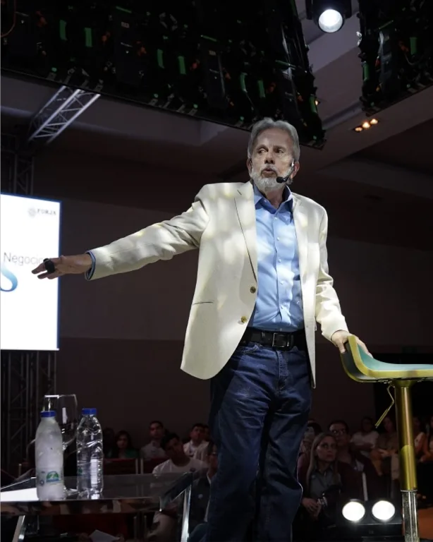 Eduardo Martí recorriendo el escenario durante una conferencia