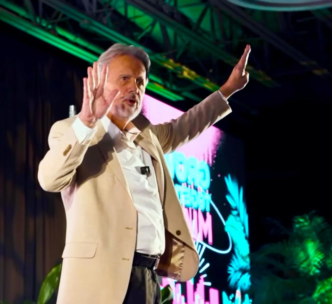 Eduardo Martí con la mano en alto durante una conferencia en Miami