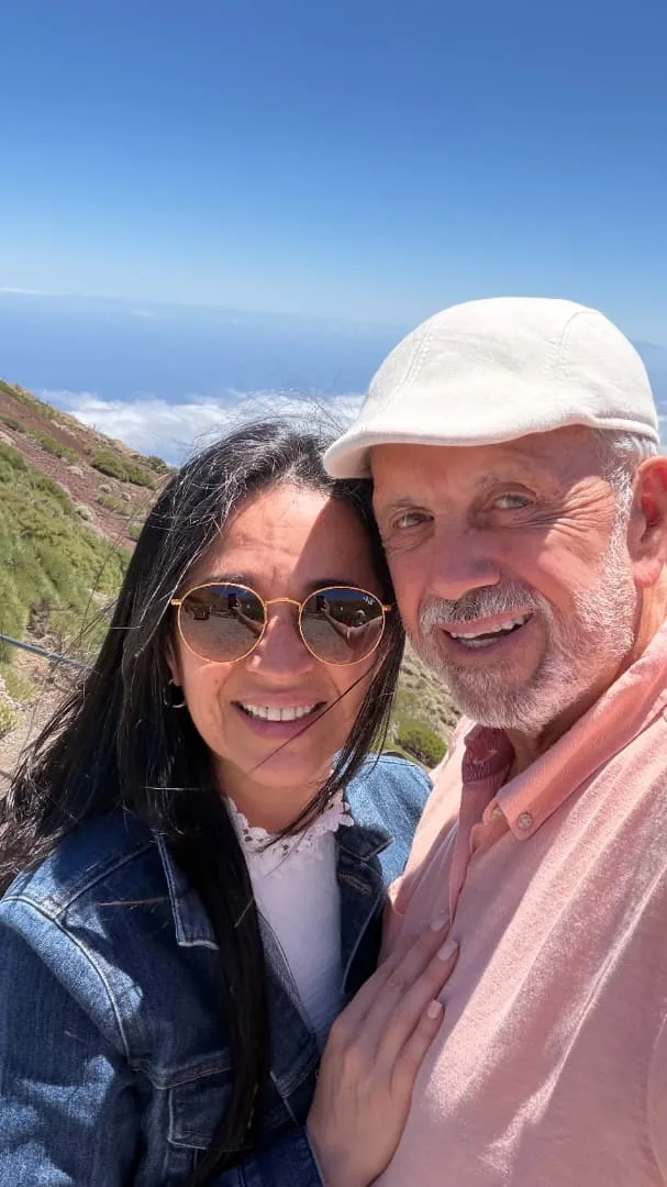 Eduardo Martí y Elizabeth Gudiño, su esposa, sonriendo en un selfie en una montaña