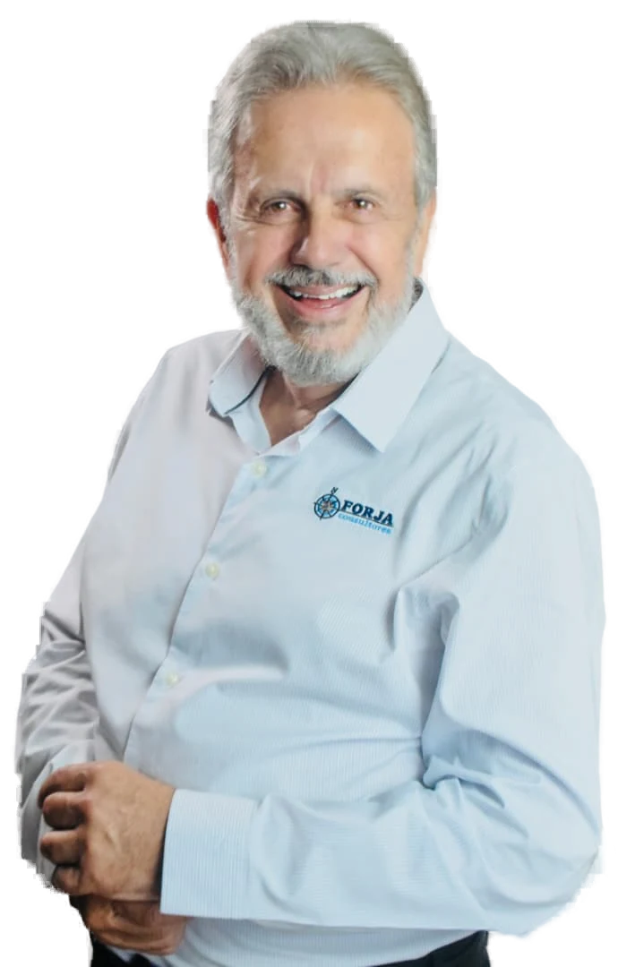 Retrato de Eduardo Martí sonriendo, con camisa de Forja Consultores