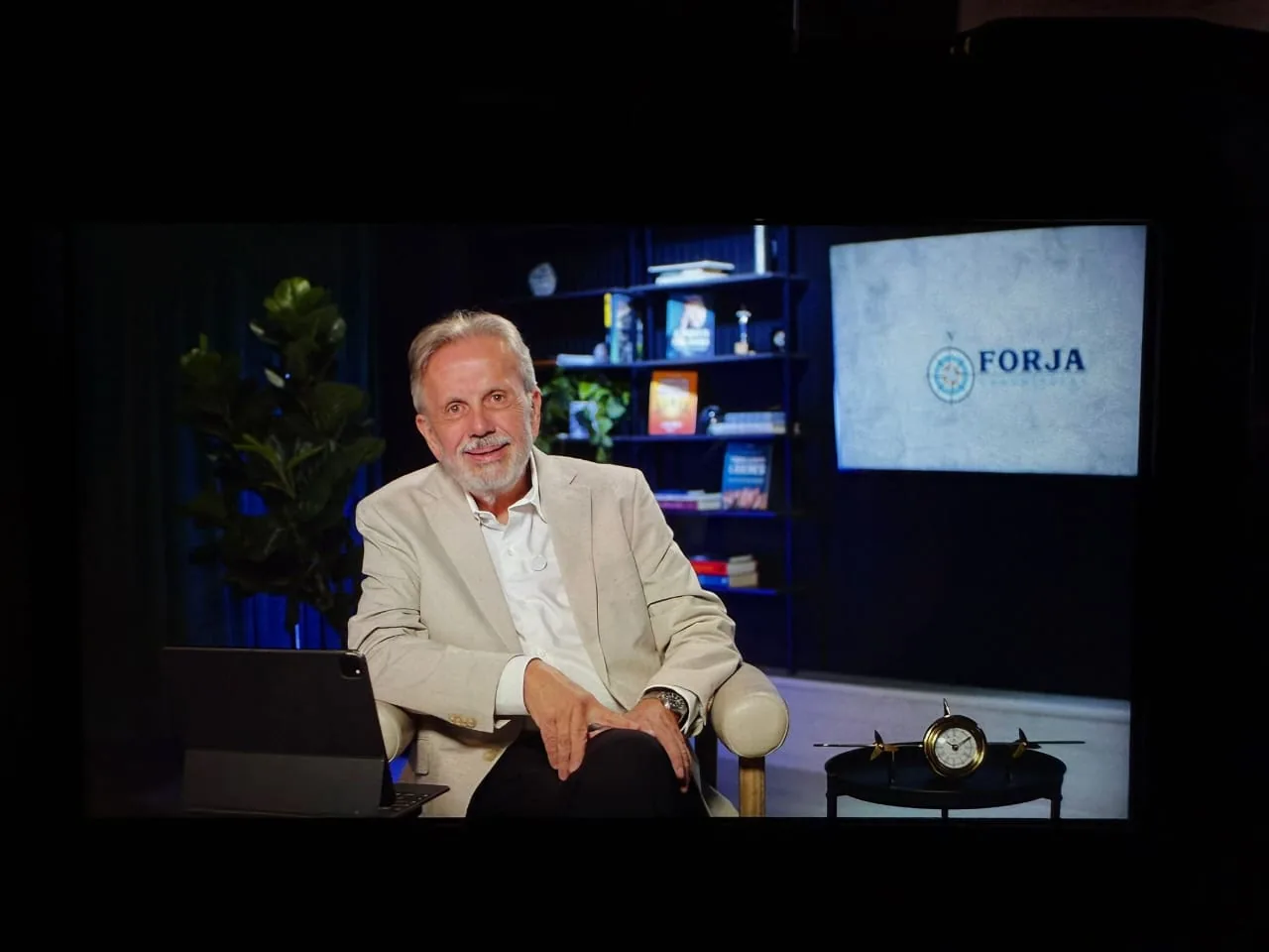 Eduardo Martí en el set de grabación de las formaciones online de Forja