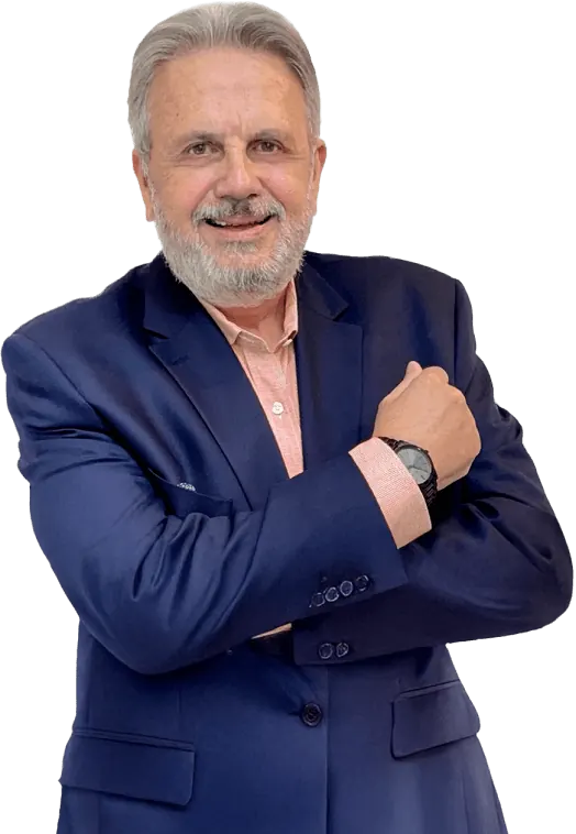 Eduardo Martí con chaqueta azul y los brazos cruzados, sonriendo